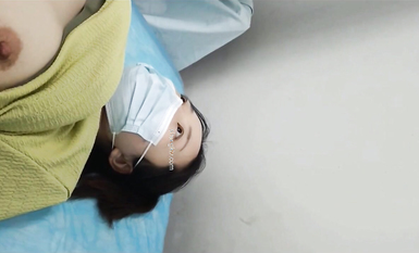 國內某體檢中心心電圖檢查偷拍 各種美乳大學生少婦美乳映入眼簾，處女的奶子圓潤堅挺好好看 (42)