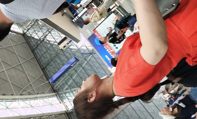 超高質量機場地鐵抄底 高挑美女陰毛旺盛露出兩根 三角內內夾在逼縫隙里 高清1080P版 (18)