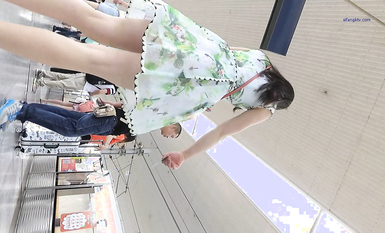 超高質量機場地鐵抄底 高挑美女陰毛旺盛露出兩根 三角內內夾在逼縫隙里 高清1080P版 (6)