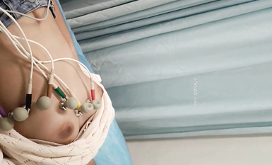 國內某體檢中心心電圖檢查偷拍 各種美乳大學生少婦美乳映入眼簾，處女的奶子圓潤堅挺好好看 (23)