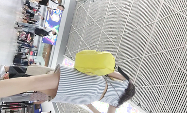 超高質量機場地鐵抄底 高挑美女陰毛旺盛露出兩根 三角內內夾在逼縫隙里 高清1080P版 (17)