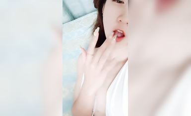 你說只是蹭蹭，這小妞好迷人看了秒硬，露臉高顏值膚白貌美大奶子真誘人，摸逼菊花摸逼逼大黑牛自慰自舔淫水