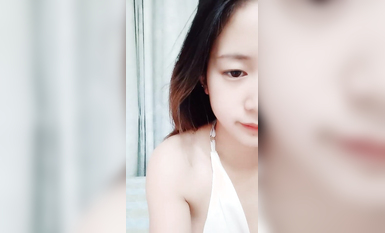 你說只是蹭蹭，這小妞好迷人看了秒硬，露臉高顏值膚白貌美大奶子真誘人，摸逼菊花摸逼逼大黑牛自慰自舔淫水