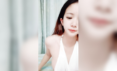 你說只是蹭蹭，這小妞好迷人看了秒硬，露臉高顏值膚白貌美大奶子真誘人，摸逼菊花摸逼逼大黑牛自慰自舔淫水