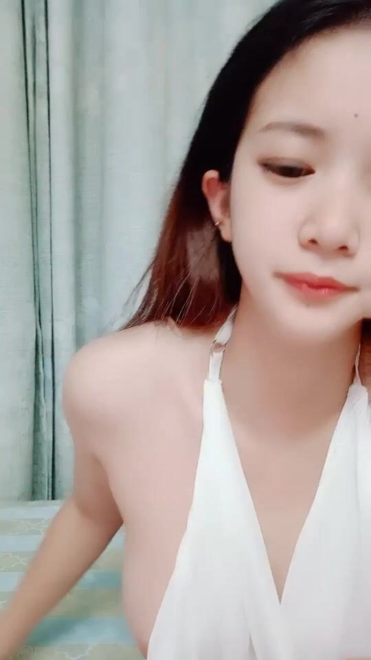 你說只是蹭蹭，這小妞好迷人看了秒硬，露臉高顏值膚白貌美大奶子真誘人，摸逼菊花摸逼逼大黑牛自慰自舔淫水