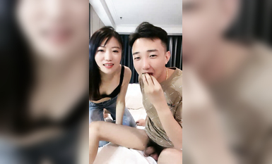 新人美御姐情侶操逼！穿上牛仔褲！小舌頭舔屌口活一流，騎乘位大長吊深插，扶腰後入猛頂