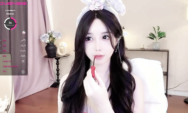 氣質大眼鏡空靈女神，說話聲音超嗲嗲的大白屁股，白虎跳蛋珍珠內褲剛剛擋住陰縫