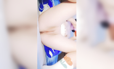 真一線天饅頭逼！難得一見干凈美穴！超嫩小蘿莉，掰穴揉搓特寫，搞得小穴濕濕，低低呻吟誘人