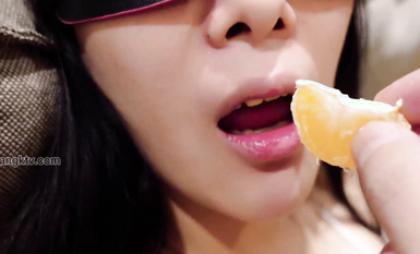 十月最新原大神老虎菜 _奧特曼原創_6彈_素人妹子第一次拍嚇得直哆嗦，加錢蹭臀射 (3)