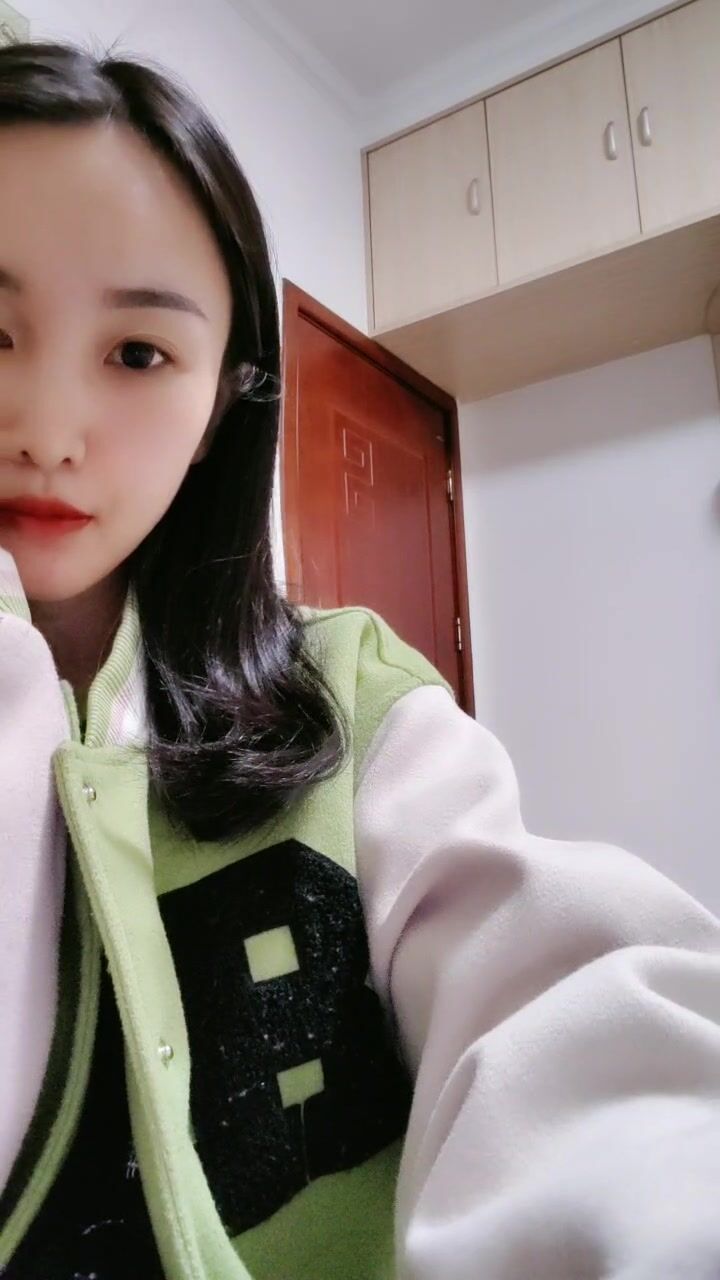 高冷氣質顏值美女！新人下海很直接！脫下褲子掰穴看，多毛小穴特寫，騷逼看著非常緊致