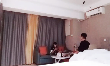 【反差同學探花】，神似鄭爽的學生妹，清純漂亮，小伙提前准備大黑牛，粉紅逼逼 (2)