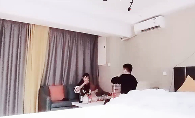 【反差同學探花】，神似鄭爽的學生妹，清純漂亮，小伙提前准備大黑牛，粉紅逼逼 (1)