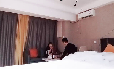 【反差同學探花】，神似鄭爽的學生妹，清純漂亮，小伙提前准備大黑牛，粉紅逼逼 (1)