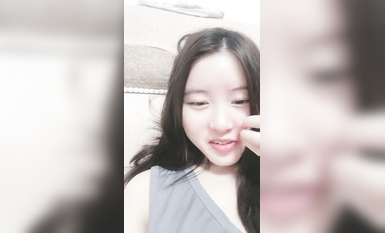 良家小少婦露臉一個人在家陪狼友嗨，全程露臉風騷的大屁股，奶子不小自己揉捏，近距離自慰逼逼玩陰蒂好多水