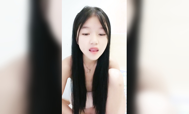 清純呆萌18小蘿莉！嬌小身材白虎干凈嫩穴！騎臉舔穴，太緊大屌慢慢插入，騎乘位抽插低低呻吟