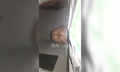 客廳女友跟朋友喝酒，我在卧室瘋狂爆操極品朋友妻，還要開門操