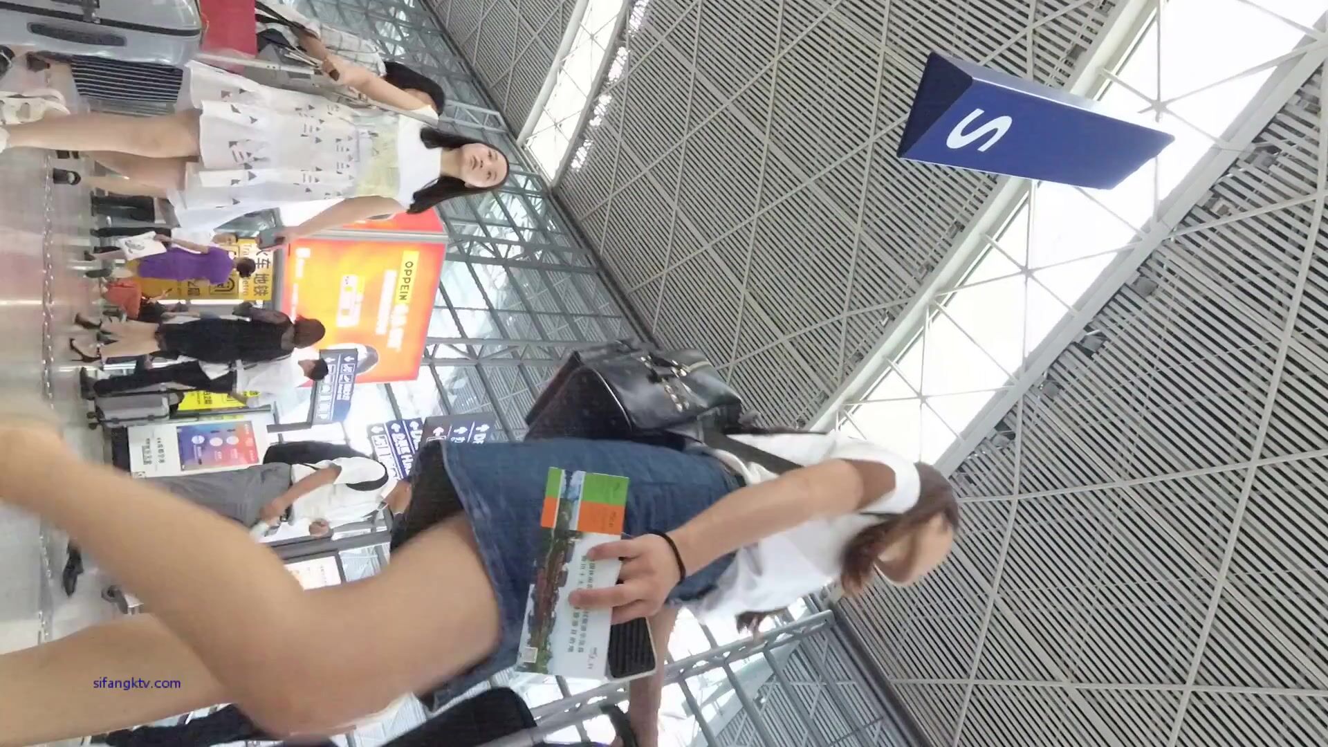 超高質量機場地鐵抄底5 驚現極品無內長腿美女 是方便借機小哥啪啪嗎 高清超高質量機場地鐵抄底 (1)