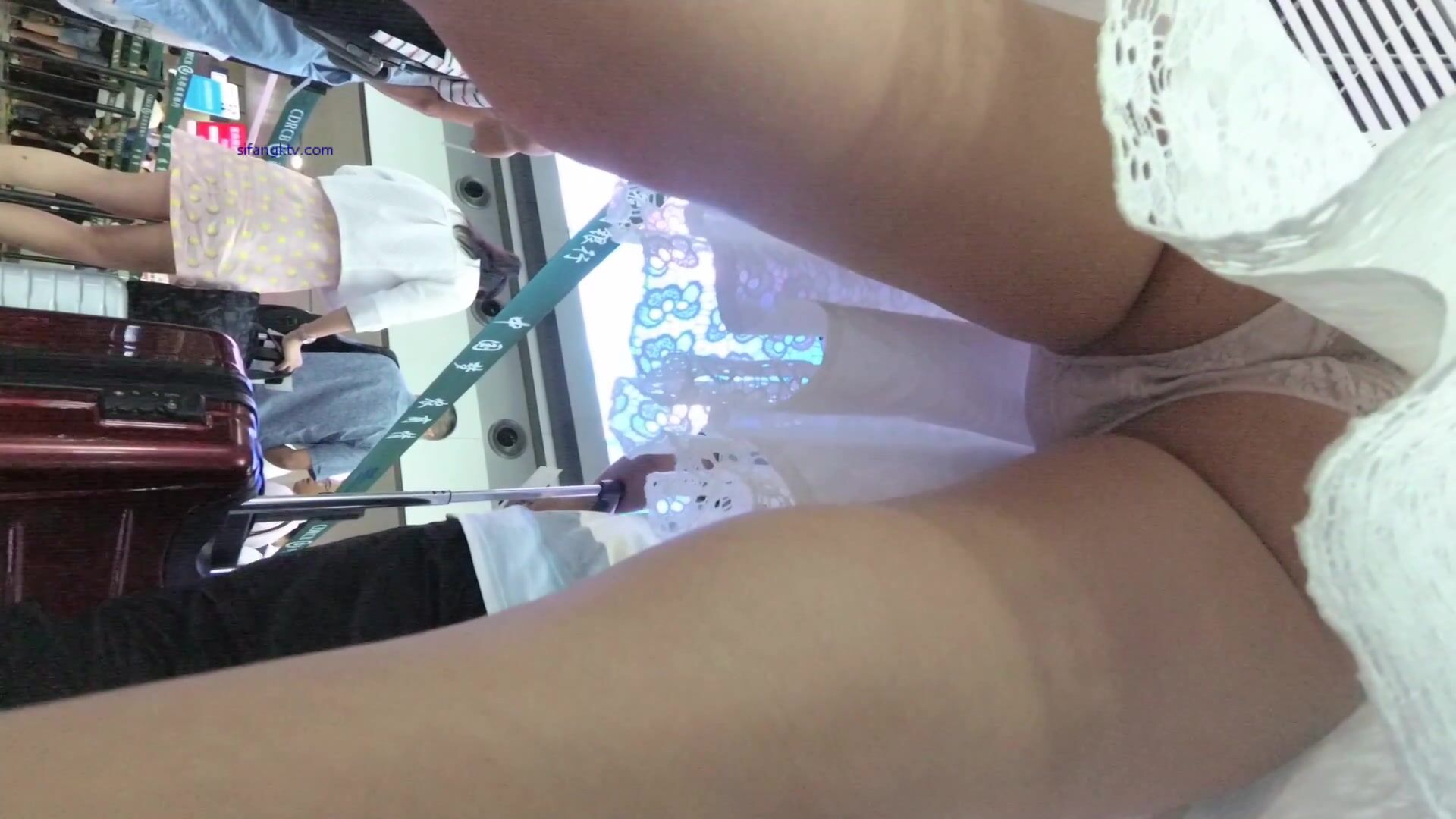 超高質量機場地鐵抄底5 驚現極品無內長腿美女 是方便借機小哥啪啪嗎 高清超高質量機場地鐵抄底 (14)