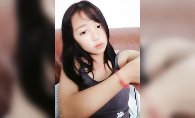 太嫩了！3個學生妹妹~在家全裸自慰~【佳怡】小穴反光~！ (3)