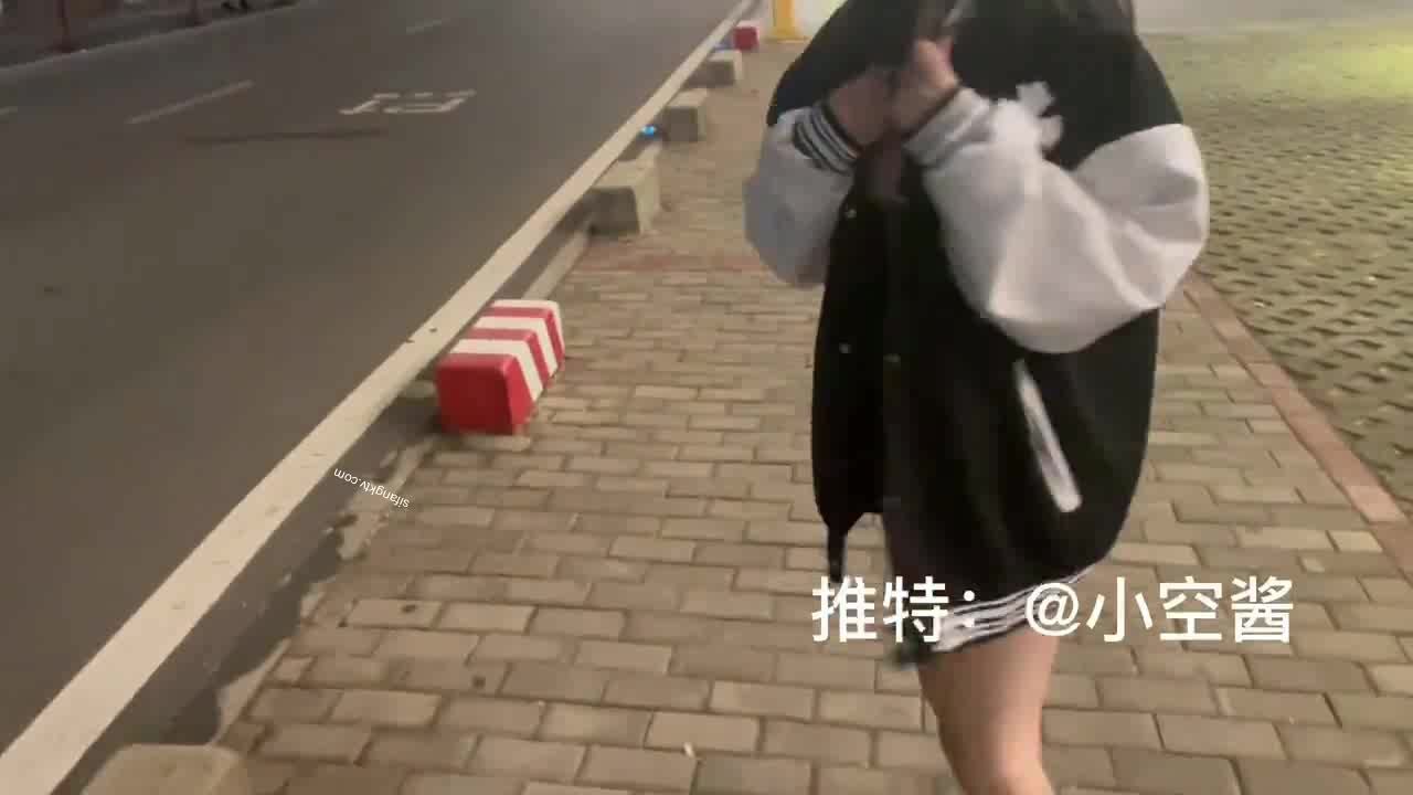 最新推特七位人氣蘿莉女主露出私拍 戶外野戰全裸路邊翹美臀後入啪啪小空醬  (2)