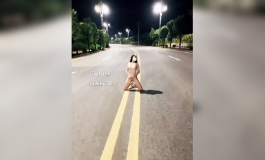 最新推特七位人氣蘿莉女主露出私拍 戶外野戰全裸路邊翹美臀後入啪啪林淑怡 (1)