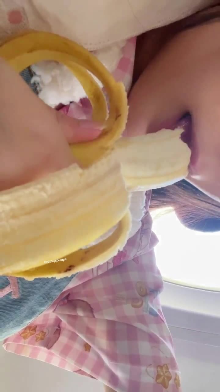 最新推特七位人氣蘿莉女主露出私拍 戶外野戰全裸路邊翹美臀後入啪啪