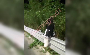 最新推特七位人氣蘿莉女主露出私拍 戶外野戰全裸路邊翹美臀後入啪啪森下悠 (1)