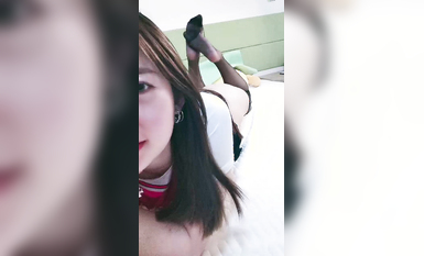 氣質網紅臉妹子，黑絲模特身材撅起屁股鮑魚很嫩，水很多挺拔胸部，小蝴蝶逼