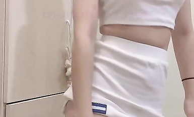 《台灣情侶泄密》冒充舞蹈老師讓聲音很嗲的嫩妹 掰開鮑魚看看是否處女