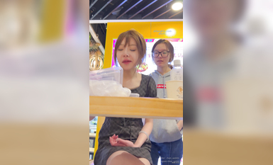 【最新 極品 抄底】KFC原創 超美氣質靚女 冬日短裙光腿 意外偷拍到反差臟內內 一副冷傲欠操的表情 超清4K原版