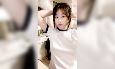 極品學妹來襲，全程露臉乖巧可愛，圓潤堅挺的騷奶子自己揉捏陪狼友撩騷，特寫逼逼給狼友看自己摳深夜可射