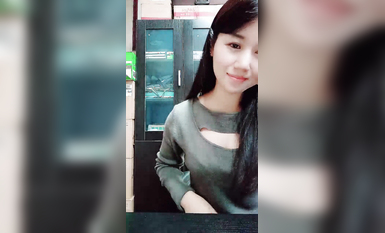 寂寞的財務姐姐露臉上著班發騷好刺激，聽狼友指揮掏出奶子自己舔乳頭都漏出來了，逼逼里塞著跳蛋抽插好騷啊