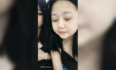 新人00後蘿莉姐妹花！雙女全裸一起秀！白虎一線天嫩，按摩器震動流出水，嫩穴沒怎麼開發