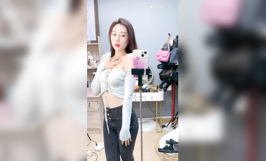 極品尤物！新人網紅女神下海！猜猜今天我內褲什麼顏色，脫掉內褲極度誘惑，按摩器震動多毛肥穴