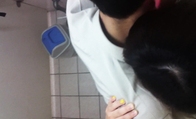 偷偷跟蹤高中情侶在公廁當四腳獸 兩人乾的忘我沒注意被人偷拍