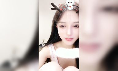 超美網紅臉女神妹子，性感白絲比基尼，身材超棒，人間尤物椅子上特寫白虎穴