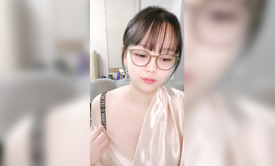 清純系美少女桃子！好久沒播回歸大秀！豹紋內褲頂級美臀，懟著鏡頭搖擺，掰開小穴給你看