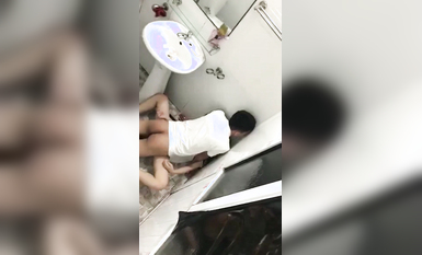 新瓜 高中畢業同學聚餐小哥灌醉女同學 在餐廳廁所里啪啪被幾個吃瓜同學趴牆頭圍觀偷拍