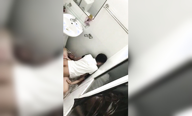 新瓜 高中畢業同學聚餐小哥灌醉女同學 在餐廳廁所里啪啪被幾個吃瓜同學趴牆頭圍觀偷拍