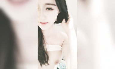 黑絲高跟顏值不錯的美乳御姐激情大秀，完美好身材騷極了，道具抽插騷穴呻吟，高潮噴水不止，浪叫呻吟不斷