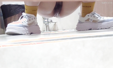 圖書室學習的女孩,看她從包里拿了一包紙巾出來,我就知道她要去廁所了,趕忙尾隨拍她逼_1