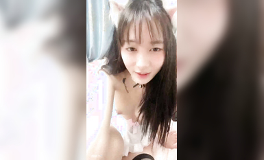 新人極品無毛小妹【蜜桃吖】被跑友無套抽插 射嘴裡吃了~！~ 2