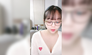 清純系眼鏡美少女桃子！頂級大肥臀超誘惑！翹起屁股搖擺，手指扣穴聽見水聲，嬌喘呻吟欲罷不能