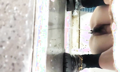 廁拍籃球坐著等閨蜜的妹子,小陰唇上吊著一小坨肉球球