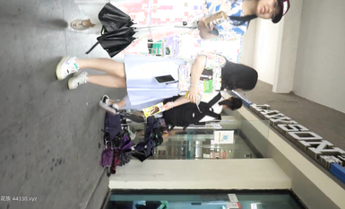 商場抄底時髦小姐姐 內褲破了一個大洞照穿 黑逼毛爭先恐後往外鑽