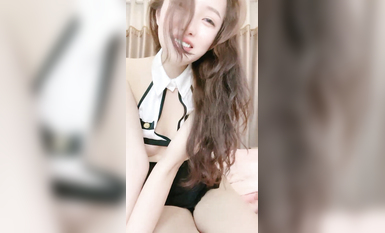 高顏值情趣裝短裙御姐初次下海精彩小秀，漏出騷奶子揉捏刺激狼友互動撩騷，撅著屁股看逼逼自慰呻吟表情好騷