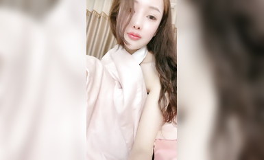 高顏值情趣裝短裙御姐初次下海精彩小秀，漏出騷奶子揉捏刺激狼友互動撩騷，撅著屁股看逼逼自慰呻吟表情好騷