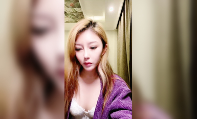 金發性感網紅女神！吸吮手指表情淫盪！脫下內衣揉奶子，無毛騷穴掰開，小秀一波很是誘惑