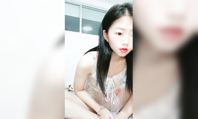 甜美小少婦露臉無毛白虎逼，深夜刺激狼友互動撩騷，主動給小哥哥口交大雞巴，激情上位各種草大哥浪叫不止