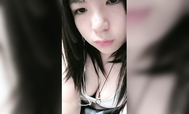 新人呆萌美少女！剛下海自慰大秀！撩起裙子多毛騷逼，跳蛋塞入搞得好濕，掰穴特寫手指扣弄